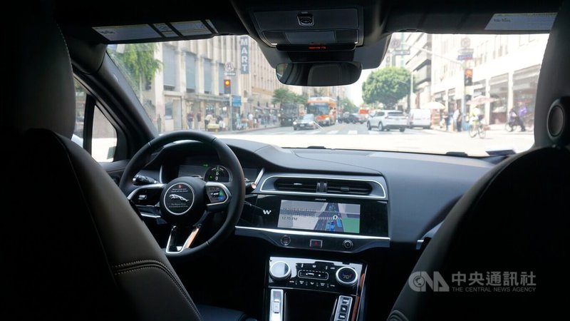 Google母公司Alphabet旗下的無人駕駛叫車服務Waymo在洛杉磯擴大營運範圍。圖為Waymo無人駕駛計程車上路情形。中央社記者林宏翰洛杉磯攝　114年8月14日