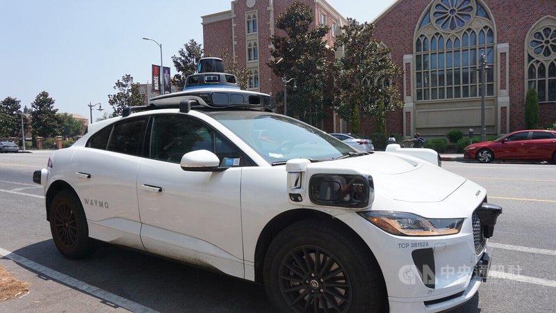 Google母公司Alphabet旗下的無人駕駛叫車服務Waymo在洛杉磯營運,車體為「捷豹」(Jaguar)電動休旅車,搭載雷達與攝影機。中央社記者林宏翰洛杉磯攝 114年8月14日