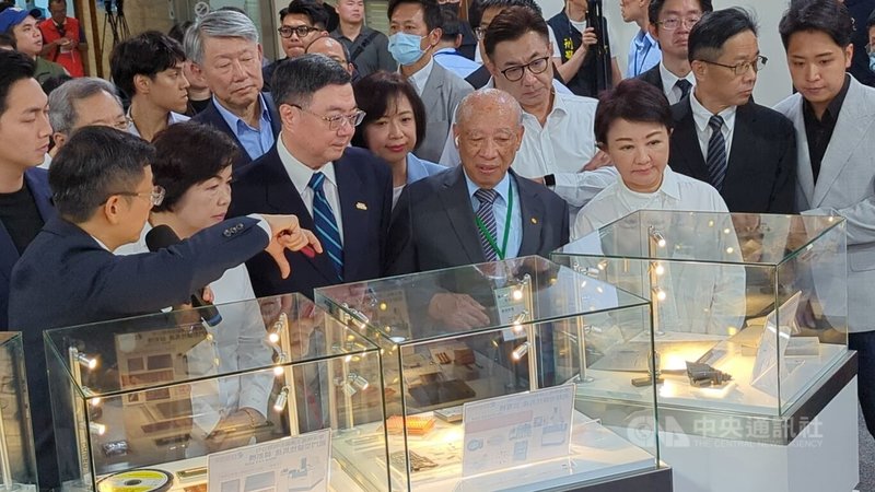 行政院長卓榮泰(前左3)14日下午到台中市參訪慶鴻機電,台中市長盧秀燕(前右)等人陪同在旁,聽取業者導覽解說。中央社記者蘇木春攝 114年8月14日