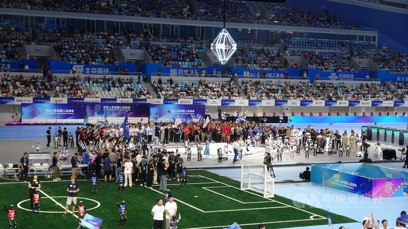 2025世界人形機器人運動會14日至17日在中國國家速滑館「冰絲帶」舉行,14日為開幕式。圖為開幕式現場。中央社記者謝怡璇北京攝 114年8月14日