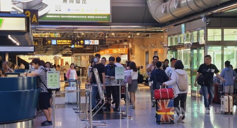 颱風楊柳遠離,澎湖海空交通14日恢復正常,機場湧現人潮。台澎各航線安排63架次航班疏運,澎湖航空站將視候補情形,適時向民航局爭取航班增加運能。中央社 114年8月14日