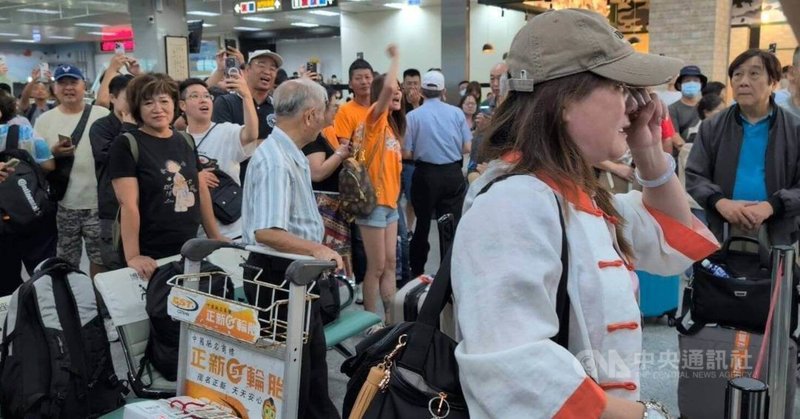 颱風楊柳影響金門對外交通,大量旅客滯留,14日下午航班陸續恢復,但因航班都已訂位客滿,候補不到機位的民眾激動落淚。中央社記者吳玟嶸攝 114年8月14日