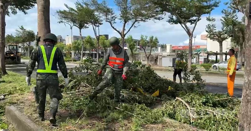 颱風楊柳13日從台東太麻里登陸，造成路樹斷裂，溪流暴漲，以及道路、電力、電信等許多公共設施損壞，14日上午國軍已開始協助地方復建。中央社記者盧太城台東攝　114年8月14日