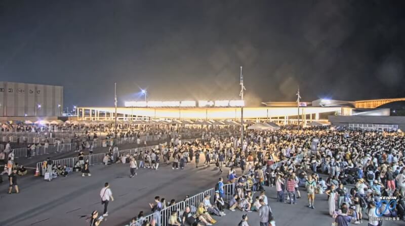 大阪世博因地鐵故障造成遊客滯留,從即時直播影像可見深夜時段會場聚集許多民眾。(圖取自大阪世博YouTube頻道網頁youtube.com)