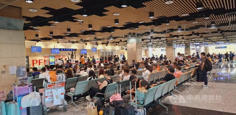 颱風楊柳遠離，澎湖海空交通14日恢復正常，機場湧現人潮。台澎各航線安排63架次航班疏運，澎湖航空站將視候補情形，適時向民航局爭取航班增加運能。中央社   114年8月14日