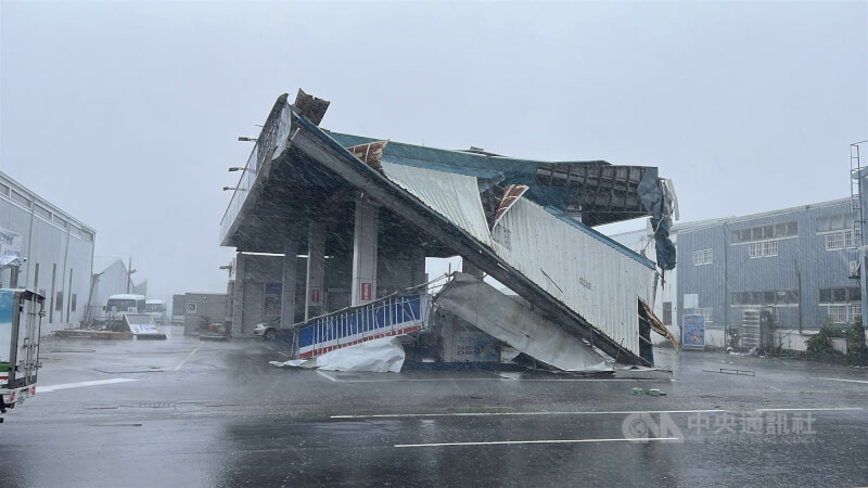 颱風楊柳13日襲台，台東縣台東市更生北路上一處加油站屋頂遭吹毀。中央社記者盧太城台東攝 114年8月13日