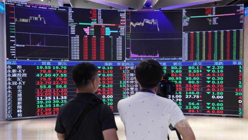 台股14日漲多休息，台積電壓回修正，資金轉進中小型股。（中央社檔案照片）