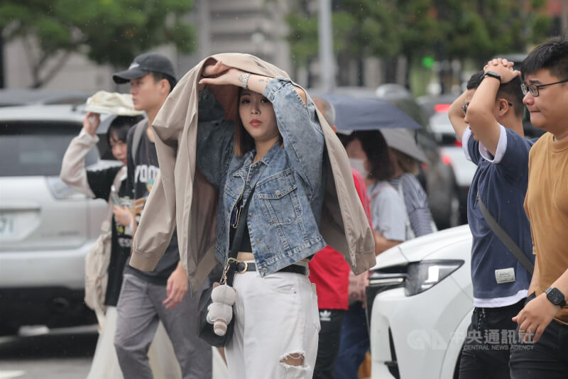 圖為台北市午後出現間歇性降雨。（中央社檔案照片）