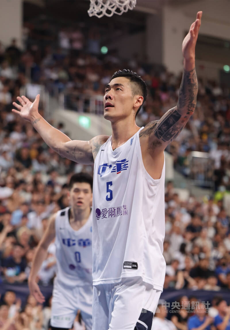 台灣男藍選手劉錚（前）。（中央社檔案照片）