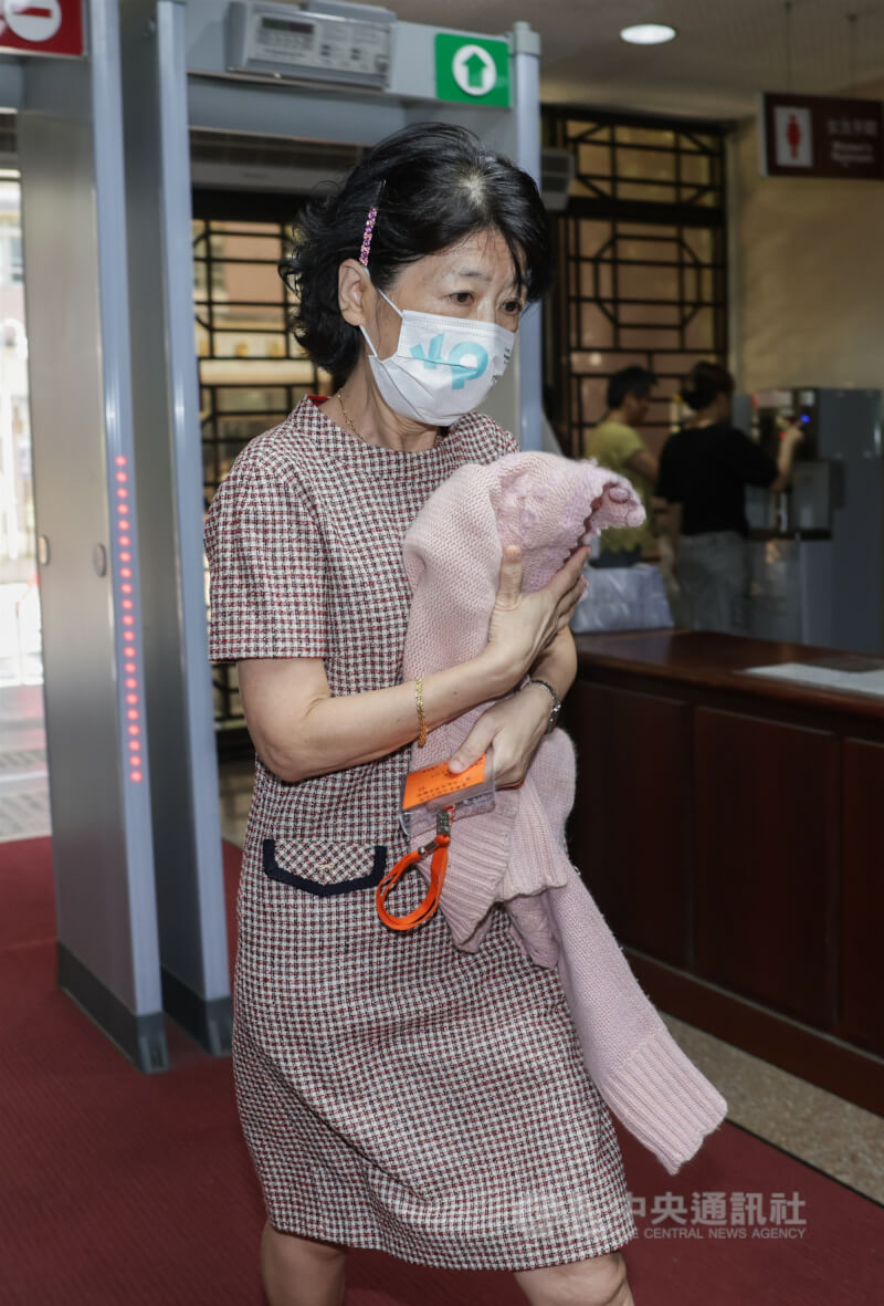 台北地方法院14日開庭審理前台北市長柯文哲涉京華城及政治獻金案,柯文哲的妻子陳佩琪(前)上午到場旁聽。中央社記者裴禛攝 114年8月14日