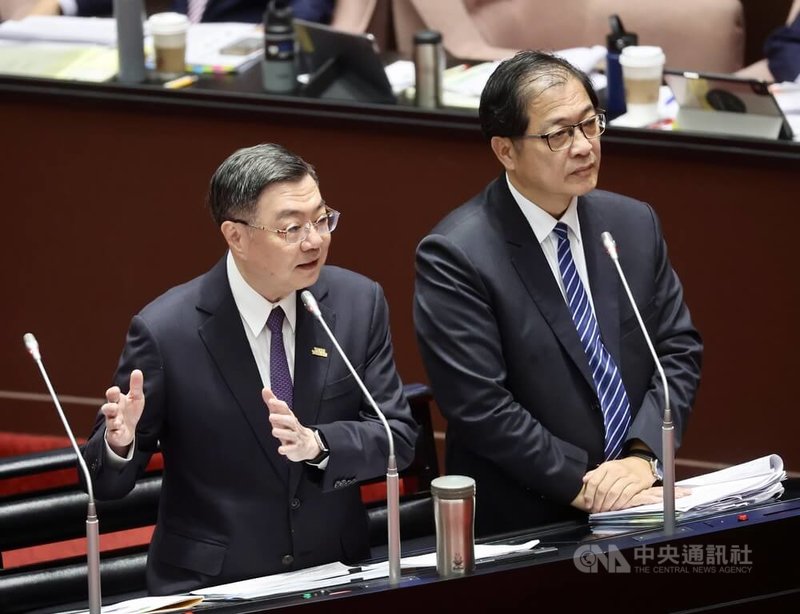 行政院長卓榮泰（左）15日與法務部長鄭銘謙（右）列席立院備詢，立委提及竟有詐騙車手高調拍片說明犯罪過程，卓榮泰說，他不允許、不認同這樣的狀況，請法務部將相關影片找出來，釐清此人到底是誰、是真是假。中央社記者張皓安攝 114年8月15日