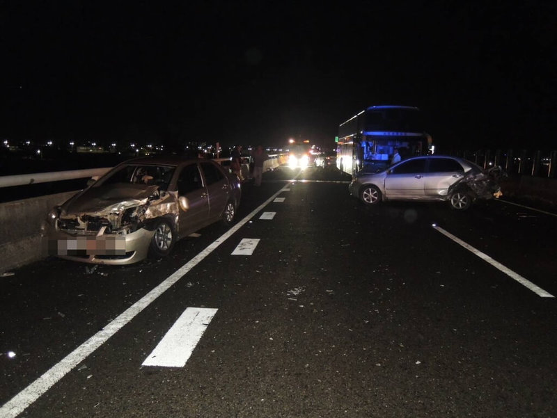 台82線快速道路朴子路段14日晚間發生3車追撞事故,疑為其中一名范姓女駕駛酒駕,將車輛停於車道上導致後方車輛追撞。(警方提供)中央社記者蔡智明傳真 114年8月15日
