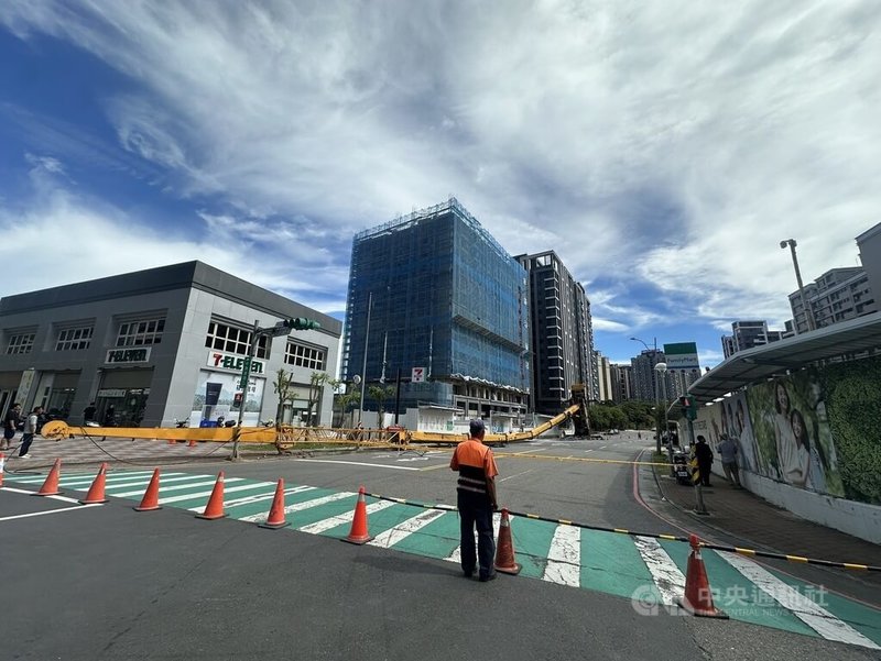 桃園市龜山區牛角坡路與文桃路交叉路口15日發生吊車翻覆意外，因地面有大片油漬影響安全，該路段已暫時封閉，由義交人員實施交通管制。（翻攝照片）中央社記者葉臻傳真  114年8月15日