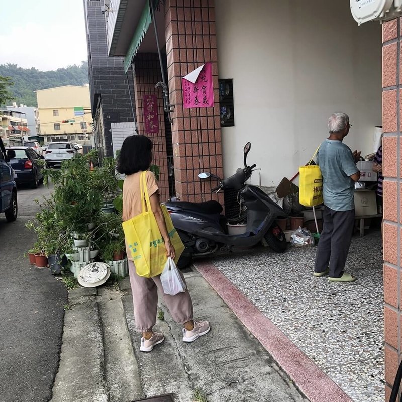 罷免中國國民黨籍立法委員馬文君團體「草屯罷馬志工團」15日持續在南投縣草屯鎮家訪，罷團表示，這場罷免是守護台灣行動，將走進每個社區，講清楚、說明白，用誠意換信任、用雙腳走出改變。（草屯罷馬志工團提供）中央社記者蕭博陽南投縣傳真　114年8月15日