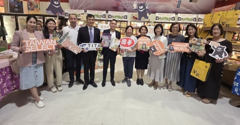 Taiwan Select品牌行銷搶灘加拿大，在國華食品溫哥華門市據點舉行開幕活動，加拿大和台灣政要，以及台灣僑界多位領袖共襄盛舉，一同推銷台灣好滋味。中央社記者程愛芬溫哥華攝 114年8月12日