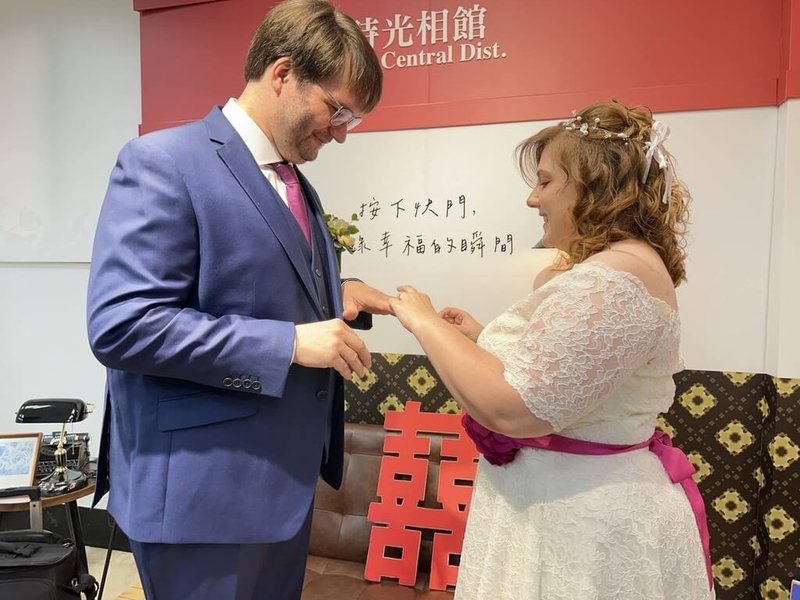 德國女孩Greta（右）愛上台灣，帶男友Martin（左）赴台登記結婚。這對新人14日在台南市中西區戶政事務所完成登記，洋溢幸福喜悅。（觀光署法蘭克福辦事處提供）中央社記者林尚縈柏林傳真　114年8月15日
