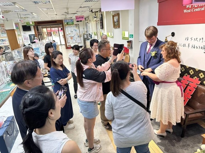 一對德國新人Martin與Greta(右)14日在台南登記結婚,觀光署、台南市府與當地戶政事務所人員熱情陪伴與祝福。(觀光署法蘭克福辦事處提供)中央社記者林尚縈柏林傳真 114年8月15日