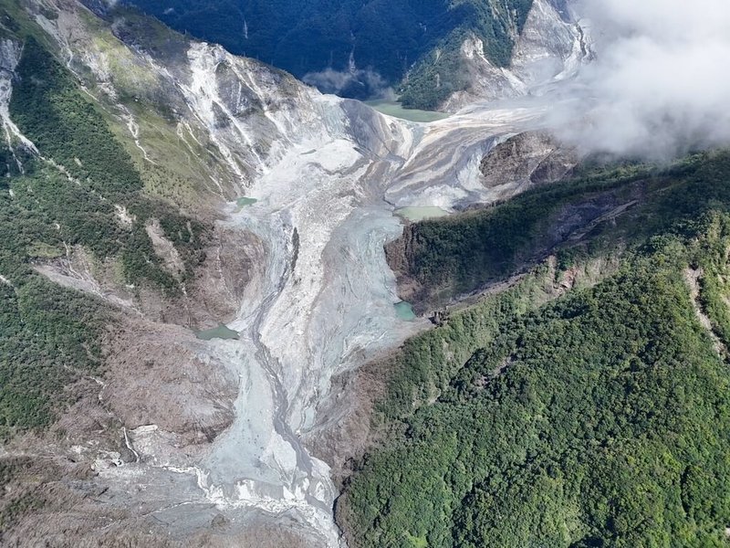 花蓮馬太鞍溪上游國有林地大規模崩塌,致土石阻塞河道成堰塞湖。農業部林業及自然保育署花蓮分署14日出動無人機前往拍攝,監測人員評估,整體還算穩定,未來規劃在壩體上方裝設水位計。(林業及自然保育署花蓮分署提供)中央社記者張祈傳真 114年8月15日