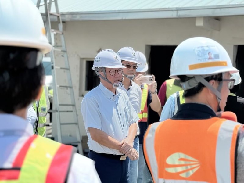 颱風災後復原持續進行，行政院工程會主委兼行政院雲嘉南災後復原前進指揮所指揮官陳金德15日視察修繕進度，並指示加快進度、確保品質。（行政院提供）中央社記者賴于榛傳真　114年8月15日
