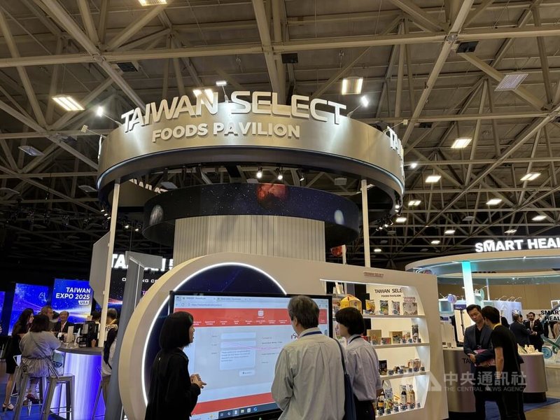 2025年台灣形象展設有Taiwan Select展區,精選台灣製造並榮獲國內外專業認證或獎項的食品。中央社記者劉千綾攝 114年8月15日