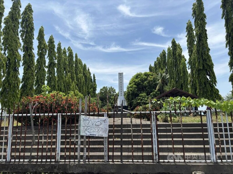 由菲律賓台灣商會(當時稱為旅菲中華民國台灣工商協會)於1986年發起籌建的「台灣同胞受災者安靈慰魂碑」,位於百勝灘鎮(Pagsanjan)郊區,如今鐵門深鎖。中央社記者林行健百勝灘鎮攝 114年8月15日