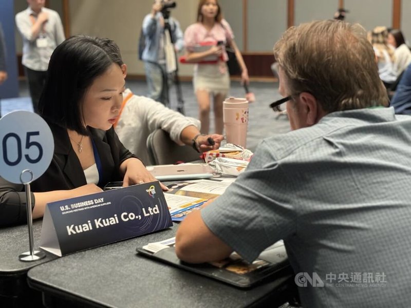 乖乖採購部副理劉郁（左）14日表示，首次赴美參加採購活動，已與美國機器設備、馬鈴薯原料供應商等洽談，也希望藉由這次赴美推廣乖乖品牌。中央社記者劉千綾攝 114年8月14日
