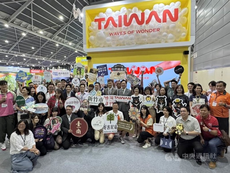 交通部觀光署15日邀集業者及多個單位參加新加坡NATAS旅展,並以「來台灣喝一杯」為主題,攜手各縣市政府與觀光旅遊業者,邀請新加坡民眾來台旅遊,搶攻新加坡旅遊高峰期。中央社記者吳昇鴻新加坡攝 114年8月15日