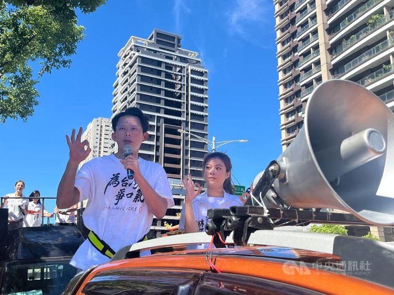 核三重啟公投將於23日登場，台灣民眾黨15日上午啟動大車掃，選定從新北市議會出發，民眾黨主席黃國昌（前左）高喊口號「核三延役投同意，為了台灣爭口氣」。中央社記者趙敏雅攝　114年8月15日