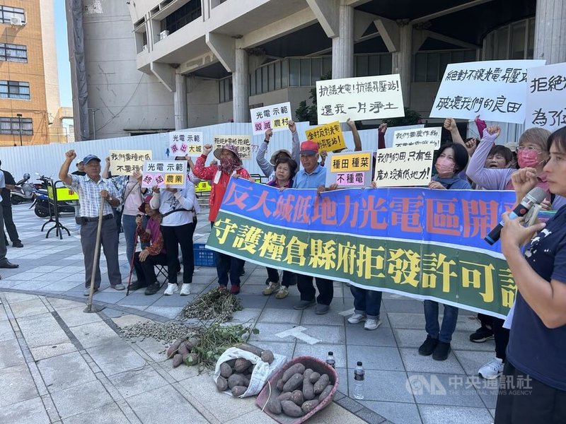 大城鄉反光電自救會約50名成員15日前往彰縣府陳情抗議，指有業者規劃在大城鄉設太陽光電發電設施，為了農業永續發展及保護農地，期盼縣府禁止核准任何新設地面型光電案場。中央社記者吳哲豪彰化攝 114年8月15日