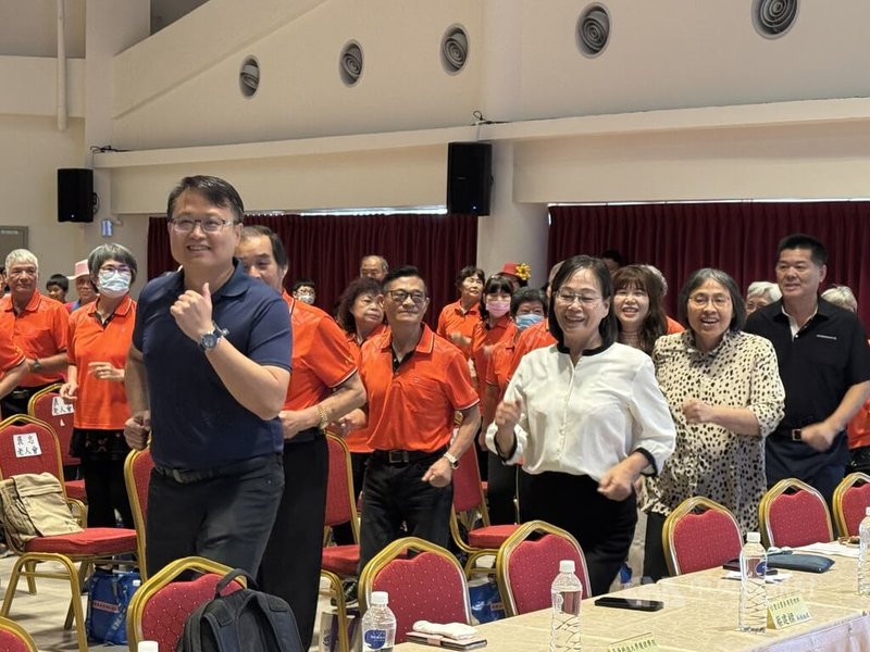 台塑企業舉辦「社區健康促進暨長者夏令營成果發表會」邁入第6年，15日在雲林縣麥寮鄉社教園區舉行活動，來自彰化、雲林7鄉鎮計有約300長者參與，雲林縣副縣長謝淑亞（白衣者）到場同樂。中央社記者姜宜菁攝　114年8月15日