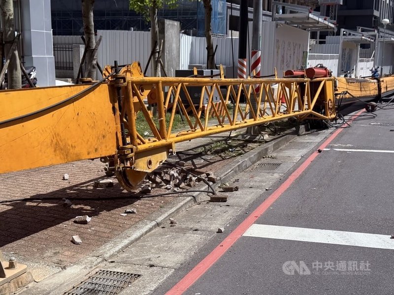 桃園市龜山區牛角坡路、文桃路口15日下午1輛吊車進行吊掛鋼索作業時,疑因操作不慎、連同吊臂翻覆。(翻攝照片)中央社記者葉臻傳真 114年8月15日