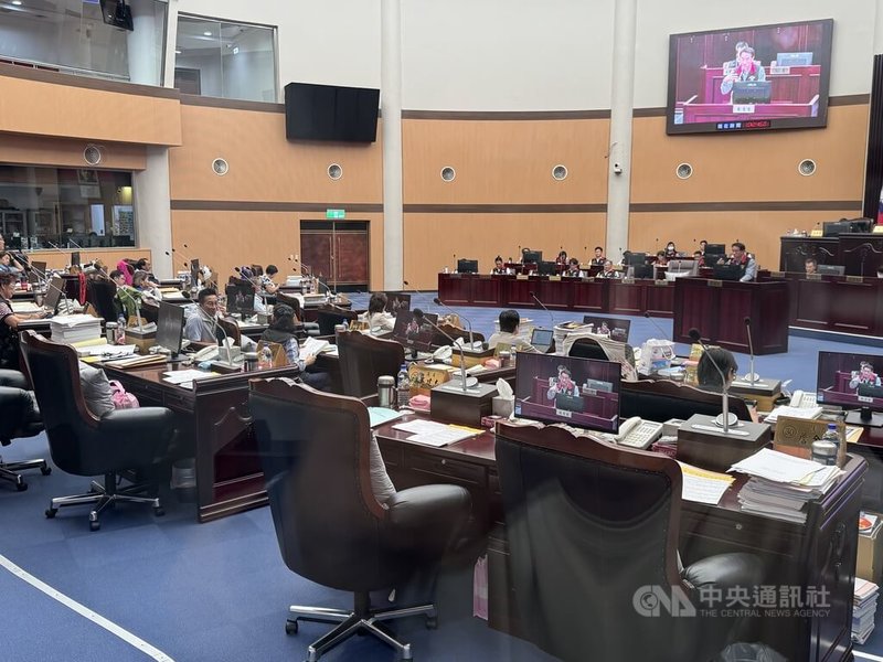 行政院通過「家戶屋頂設置太陽光電加速計畫」,每案最高補助新台幣30萬元,核定花蓮縣3500萬元經費。花蓮議會15日二三讀會,多名議員質疑縣府申請及補助規範說不清,決議擱置預算。縣府觀光處表示,會整理議員意見函請中央解釋,預算將於9月再送議會臨時會審議。中央社記者張祈攝 114年8月15日