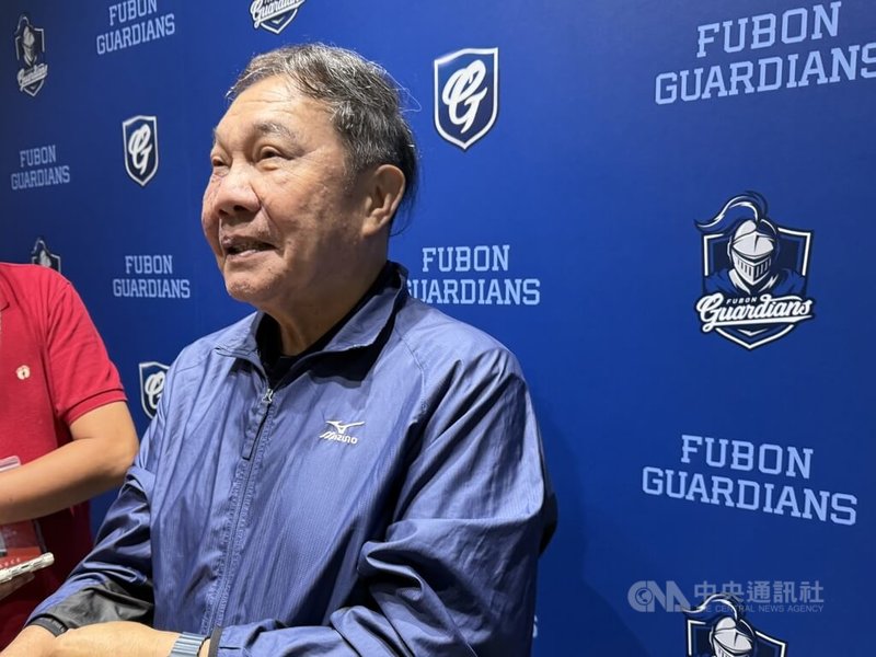 中華職棒富邦悍將隊領隊林華韋（圖）15日宣布教練團職務異動，包含一軍首席教練陳連宏兼任打擊教練，原打擊教練蔡建偉調整為外野守備教練，原外野守備兼跑壘教練詹智堯專職跑壘教練。中央社記者謝靜雯攝  114年8月15日