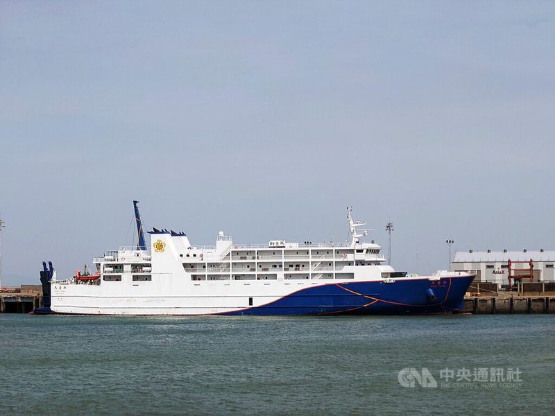 為鼓勵大專院校師生踴躍參觀第3屆馬祖國際藝術島，連江縣政府推出「藍色創藝航線」優惠，今年9至11月間，搭乘交通船「新台馬輪」往返基隆與馬祖，來回全票僅需新台幣1025元。中央社記者潘欣彤攝  114年8月15日