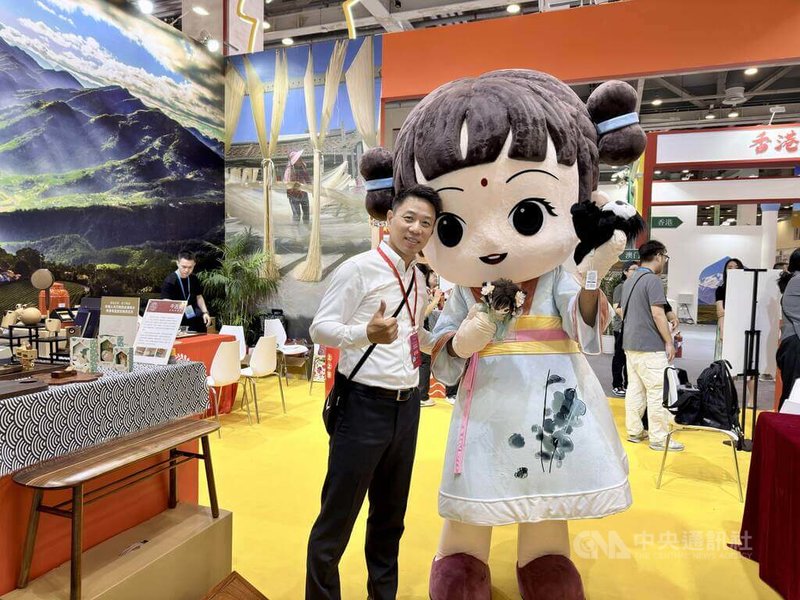 台旅會攜手多家台灣企業參加第7屆大運河文化旅遊博覽會。圖為台灣海峽兩岸觀光旅遊協會(台旅會)上海辦事處主任林洋廣與展場人偶。中央社記者廖文綺蘇州攝 114年8月15日