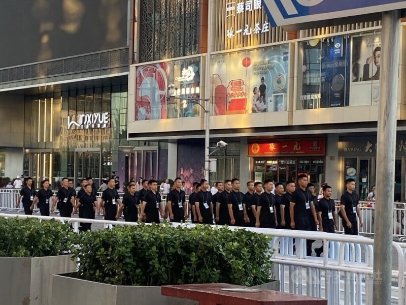 二戰終戰80週年，中共將於9月3日在北京天安門前舉行閱兵慶祝抗戰勝利。圖中黑衣隊伍為參與演練人員，全員整隊前往特定區域，攝於8月9日。中央社記者謝怡璇北京攝 114年8月10日