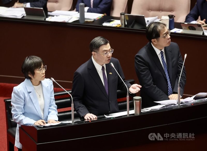 立法院會15日邀請行政院長卓榮泰(中)率同相關部會首長列席備詢,有立委詢及若823罷免仍失敗是否會請辭,卓榮泰說,不會檢討罷免失敗原因,投票順不順利,才是政院檢討之處,「一個政治工作者隨時對國人負責,這是應該有的態度。」中央社記者張皓安攝 114年8月15日