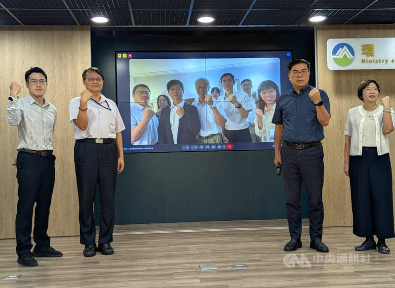 環境部15日舉辦「聯合國塑膠公約INC-5.2會議階段性進度說明」記者會，部長彭啓明（右2）表示，台灣推動減塑的決心堅強，會透過系統性、商業化的結構讓它發生。中央社記者張雄風攝　114年8月15日