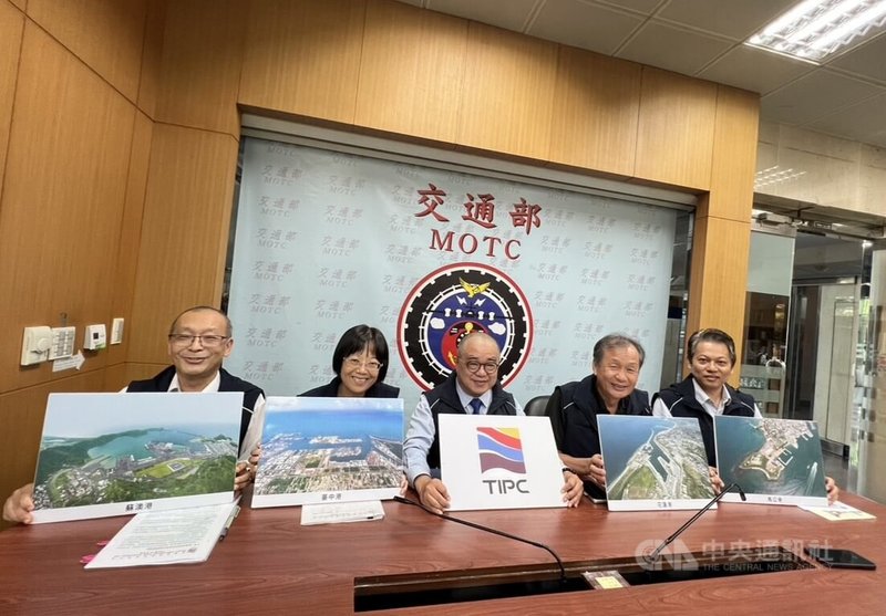 台灣港務公司在蘇澳港辦理波浪發電試驗場域招租案,劃設3處試驗區位,基隆港務分公司主秘林健明(左1)15日說,為全台首度釋出商港區域供離岸式波浪發電試驗。中央社記者黃巧雯攝 114年8月15日