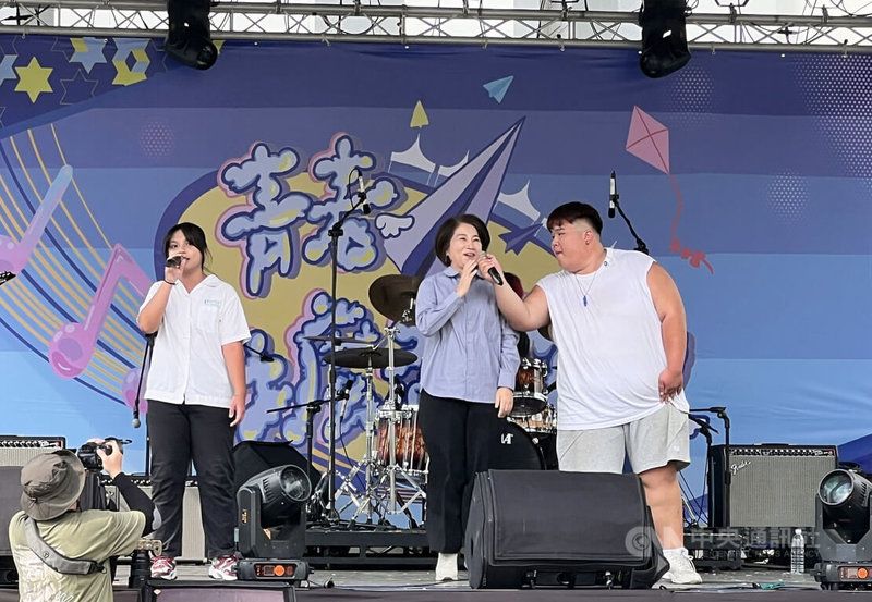 2025屏東青春祭15日起在屏東公園登場，縣長周春米（中）登台與學生一起演出青春祭主題曲「青春。夢」。中央社記者李卉婷攝  114年8月15日
