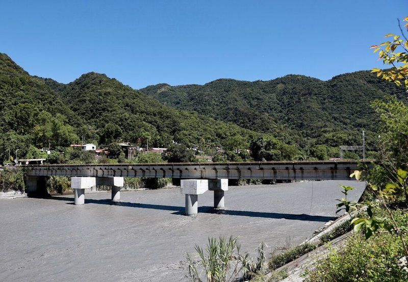 南投縣仁愛鄉投71線新武界橋（圖）2年前因颱風受損，歷經400多天重建，南投縣政府15日舉辦通車儀式。（南投縣政府提供）中央社記者蕭博陽南投縣傳真  114年8月15日