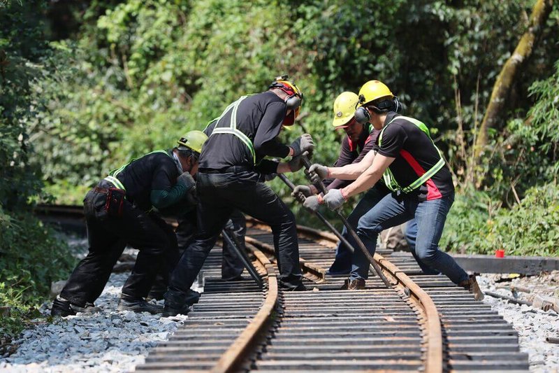 農業部林業及自然保育署阿里山林業鐵路及文化資產管理處為補實路線養護人力，9月14日將甄試招募27名從業人員，其中正取9名、備取18名。（林鐵及文資處提供）中央社記者蔡智明傳真　114年8月15日