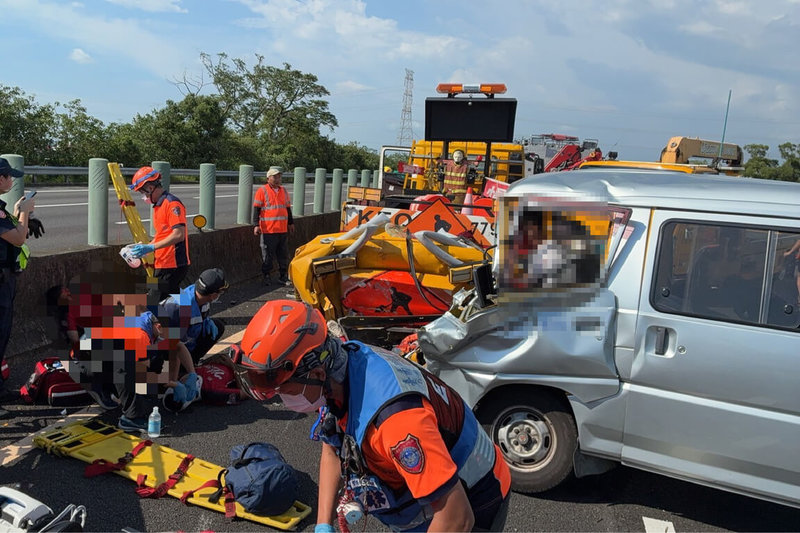 一輛廂型車15日下午行經國道3號北向337.5公里台南善化路段時意外撞上工程防撞車，車上8人受困，消防人員趕赴協助脫困送醫。（讀者提供）中央社記者楊思瑞台南傳真 114年8月15日