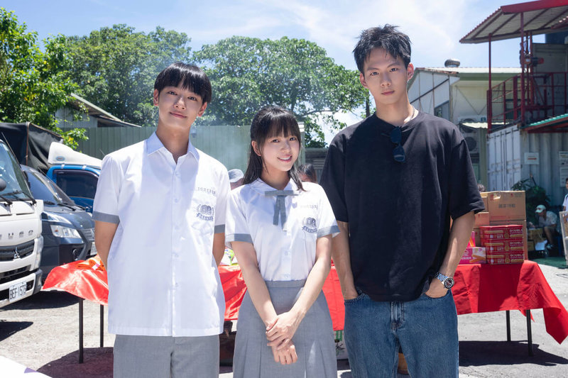 影集「夜半11點學校見」15日在台北開鏡，主要演員劉修甫（左起）、項婕如與吳念軒出席合影。（三匠影視提供）中央社記者王心妤傳真  114年8月15日