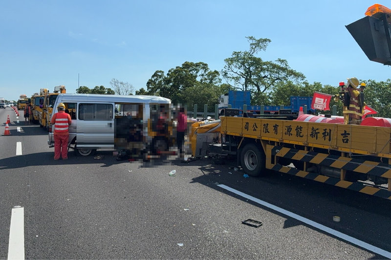 嘉義縣民和國中棒球隊成員15日搭乘由教練駕駛的廂型車,行經國道3號北向台南路段時撞上公務工程緩撞車,車上包含駕駛在內8人受傷送醫。(國道警方提供)中央社記者楊思瑞台南傳真 114年8月15日