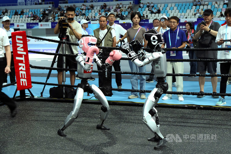 2025世界人形機器人運動會14日至17日在中國國家速滑館「冰絲帶」舉行。圖為機器人在擂台上比賽。中央社記者謝怡璇北京攝 114年8月15日