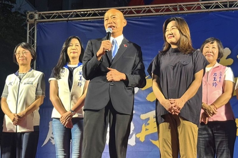 中國國民黨籍立法委員馬文君（右2）15日舉辦反罷免造勢晚會，多名同黨立委及立法院長韓國瑜（右3）到場，呼籲鄉親「不同意罷免」就是不同意獨裁。（馬文君團隊提供）中央社記者蕭博陽南投縣傳真　114年8月15日