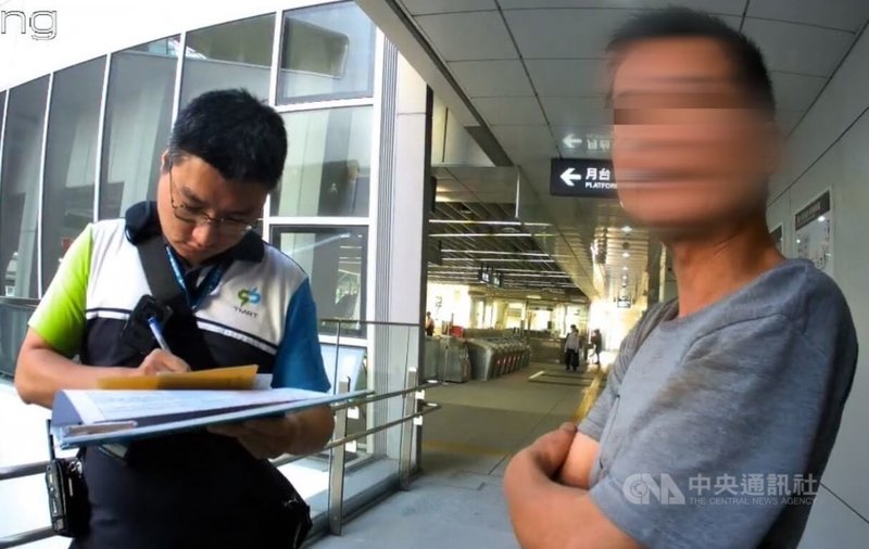 范姓男子（右）日前無故按壓台中捷運高鐵台中站手扶梯「緊急停機鈕」後離去，中捷公司循線鎖定後，14日再度發現范姓男子入站，立即由警方攔查，依法開罰。（翻攝照片）中央社記者蘇木春傳真  114年8月15日