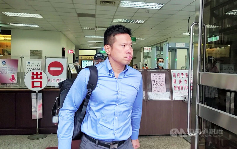 前國安局特勤吳宗憲等人涉華航菸品走私案,二審高等法院15日辯論終結,定於27日宣判。圖為吳宗憲(前)庭訊後離去。中央社記者謝幸恩攝 114年8月15日