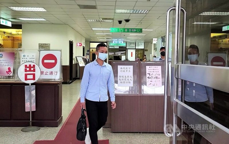 前國安局特勤吳宗憲等人涉華航菸品走私案,二審由台灣高等法院審理,15日再度開庭,傳喚12名被告到庭,並針對法律與事實進行言詞辯論。圖為前特勤人員張恒嘉(中)庭訊後離去。中央社記者謝幸恩攝 114年8月15日